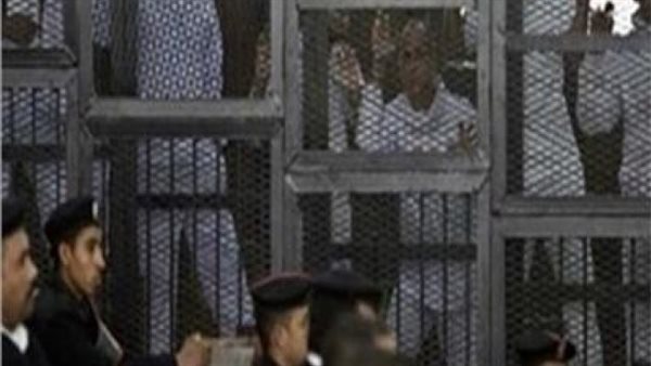 المتهمون داخل القفص