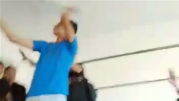 رقص طلاب داخل مدرسة