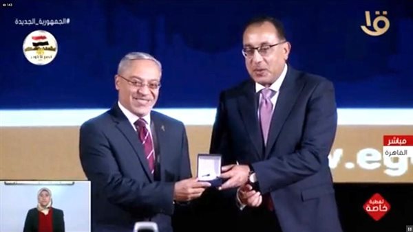 رئيس الوزراء يسلم