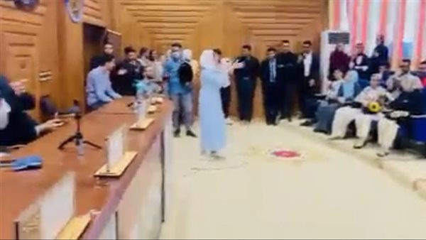 الطالبة أثناء إلقاء