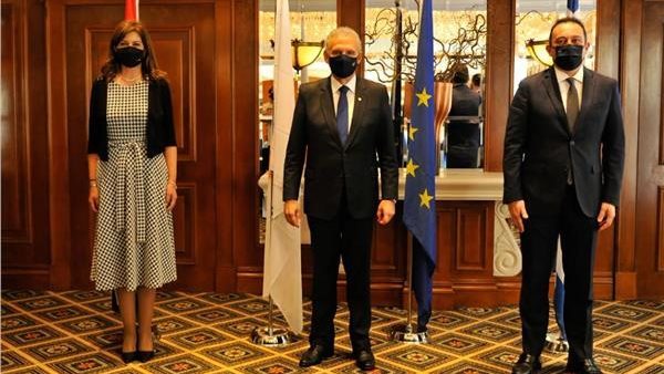 وزيرة الهجرة مع نظيريها