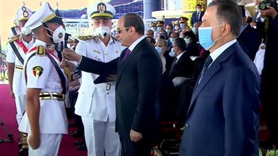 السيسي يصدق على منح أوائل كلية الشرطة نوط الامتياز من الدرجة الثانية