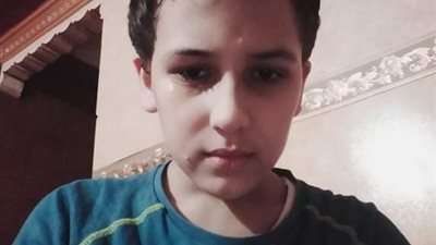 معلم يصفع تلميذا على وجهه.. ووالدته: ابني يتيم ملوش حد غيري في الدنيا عشان يجيبله حقه