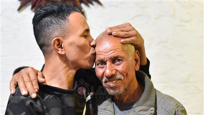 والد حمادة صميدة بائع الأنابيب: لو قعدت في البيت هموت.. وما أقبلش حد يصرف عليّا | حوار