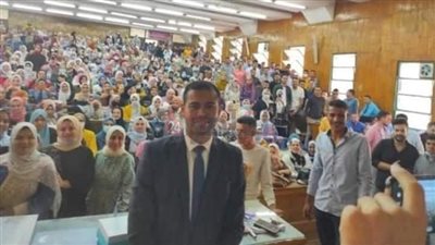 أصيب بفشل كلوي.. ممر شرفي من طلاب جامعة الزقازيق لـ دكتور 