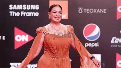 بوسي شلبي عن إطلالة إلهام شاهين سابع أيام مهرجان الجونة: طلبت منها تكون جريئة | فيديو 