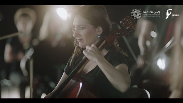 إحدى عازفات أوركسترا