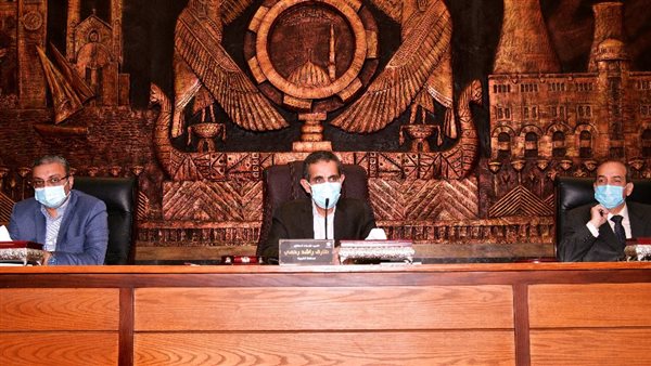 محافظ الغربية يجتمع