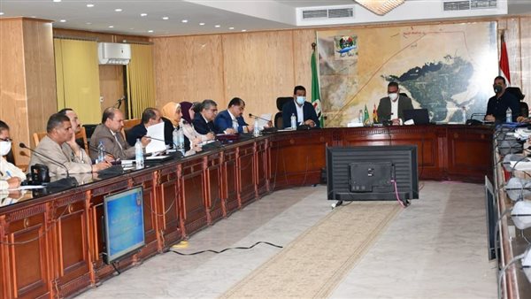 محافظ الفيوم يجتمع