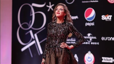 ياسمين شحاتة تخطف الأنظار على ريد كاربت مهرجان الجونة السينمائي 2021