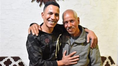 والد الفنان حمادة الصاوي: أنا عايز أفضل أبيع أنابيب لحد ما أموت