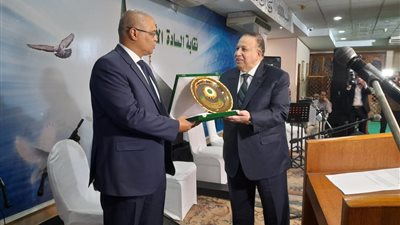 نقيب الأشراف يمنح أسرة المشير طنطاوي خاتم النبوة الشريف   