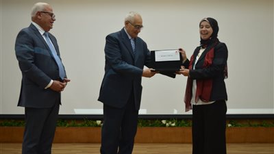 محافظ بورسعيد يكرم مدير المركز التكنولوجي لخدمة المواطنين