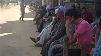 أهالي عرب كريم بأسيوط ينتظرون جثامين 9 من ضحايا حادث الطريق الأوسطي