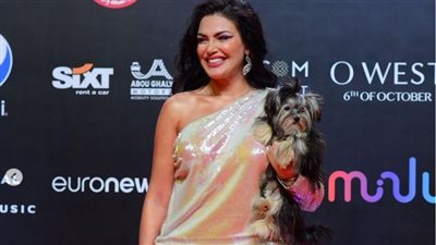 برفقة كلبها.. دارين حداد على ريد كاربت مهرجان الجونة | صور