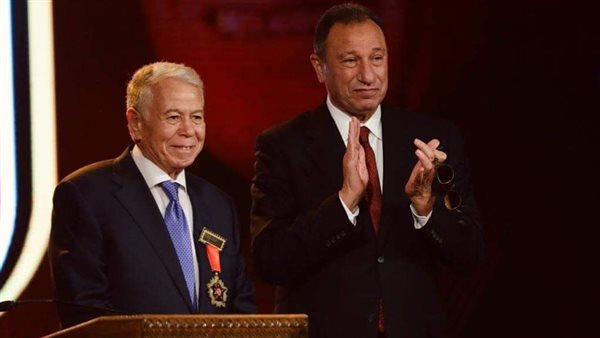 الخطيب أثناء تكريم