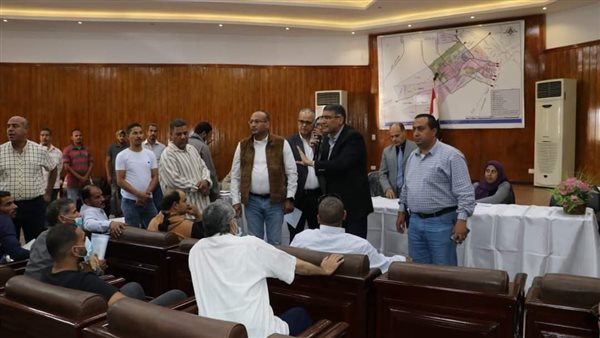 رئيس الجهاز مع المتضررين