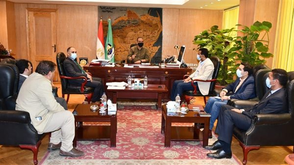 محافظ الفيوم يجتمع