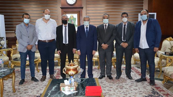 محافظ المنيا يستقبل