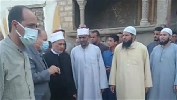 محافظ أسيوط أثناء