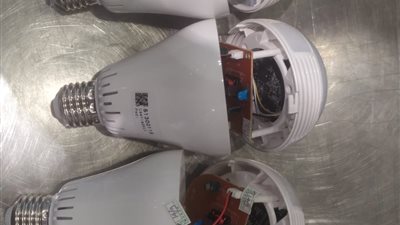 القبض على راكب قادم من الإمارات حاول تهريب لمبات كهربائية مزودة بكاميرات تجسس | صور