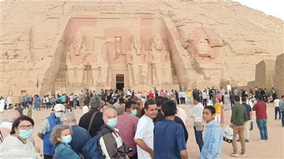 بحضور آلاف الزوار.. لحظة تعامد الشمس على وجه رمسيس الثاني بمعبد أبو سمبل