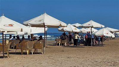 تزايد الإقبال على شاطئ بورسعيد في يوم العطلة الأسبوعية | صور