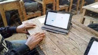 ضبط اللغة وحالة نسيان كلمة المرور.. أخصائية تطوير تكنولوجي توجه نصائح للطلاب بعد تسلم التابلت 