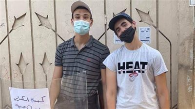 بـ عربة كبدة محمولة.. قصة كفاح طالبين في جامعة عين شمس لاستكمال الدراسة