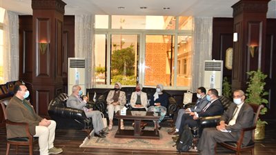 بينها العنف الأسري والعمالة غير القانونية.. محافظ الأقصر يناقش سبل دعم حماية الطفولة