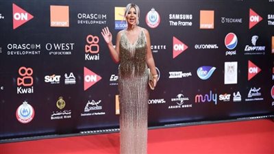 فستان بشراشيب.. بوشي شلبي تتألق على ريد كاربت حفل ختام الجونة: أشوفكم بالدورة السادسة