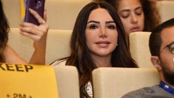 الكاتبة إنجي علاء