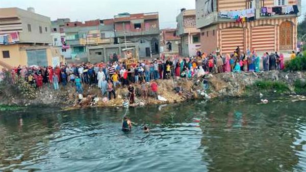 لحظة سقوط السيارة