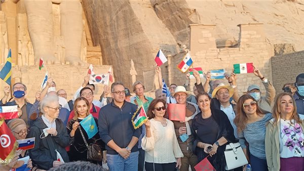 وزير السياحة يتوسط