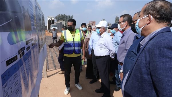 وزير النقل خلال الجولة
