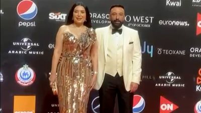 بإطلالة لامعة.. عبير صبري وزوجها يتألقون في ختام الجونة السينمائي 2021