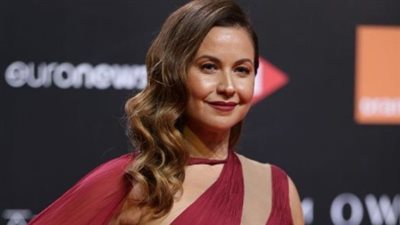 بعد رانيا يوسف.. رايا أبي راشد تتعرض لموقف محرج في الجونة بسبب البطانة