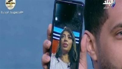 إعلامية تتعرض للتجسس عبر هاتفها على الهواء مباشرة │ فيديو