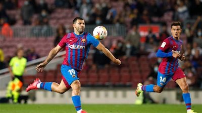 أول رد من برشلونة على أنباء اعتزال أجويرو