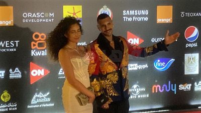 حسن أبو الروس ينفي طلاقه ويظهر مع زوجته على ريد كاربت ختام مهرجان الجونة