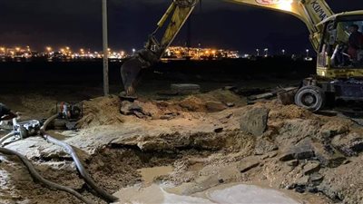 انفجار ماسورة المياه الرئيسية بمدينة بورفؤاد.. وجهود مكثفة لإتمام عملية الإصلاح | صور 