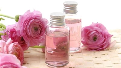 غالي الثمن رغم نتائجه الجبارة.. تعرف على فوائد زيت ثمرة الورد للشعر والبشرة