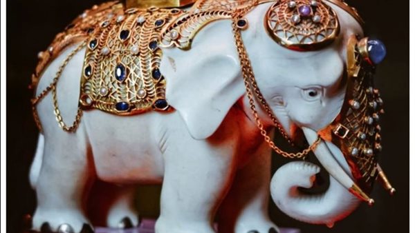 فيل من العاج 