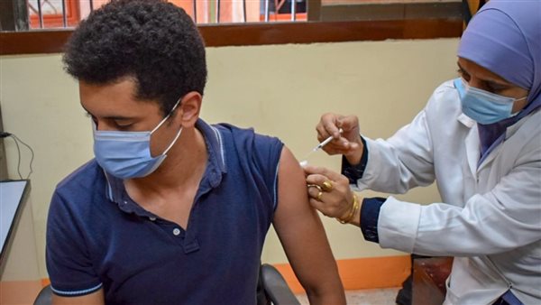 أثناء تلقي اللقاح