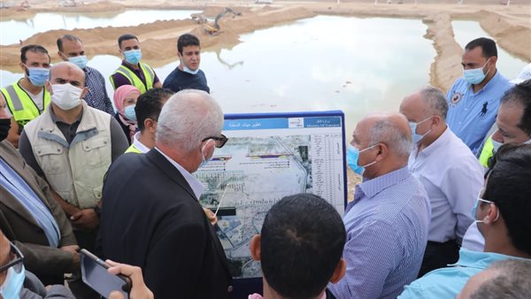 وزير النقل خلال الجولة