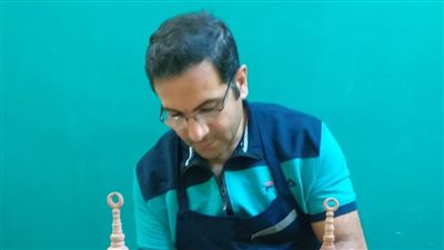 موهبته منذ الصغر.. شاب ينظم مبادرة لتعليم الأطفال فن الزخف