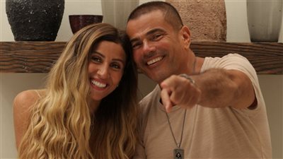 بعد انتشار فيديو يجمعهما بأحد الأفراح.. حقيقة عودة عمرو دياب ودينا الشربيني
