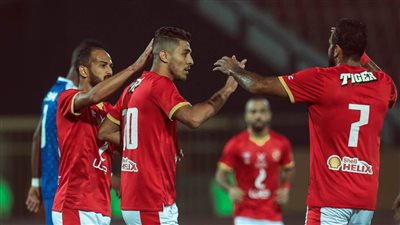 محمد شريف يتقدم بالهدف الأول للنادي الأهلي في شباك الحرس الوطني