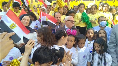 أهالي فاطمة الزهراء لـ محافظ بورسعيد: بلغ سلامنا للرئيس السيسي │ صور