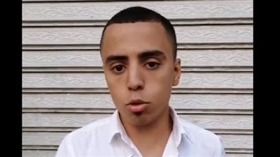  طالب بكلية تجارة يعمل بائع إكسسوارات موبايل: بصرف على تعليمي وبساعد إخواتي بعد وفاة والدي 